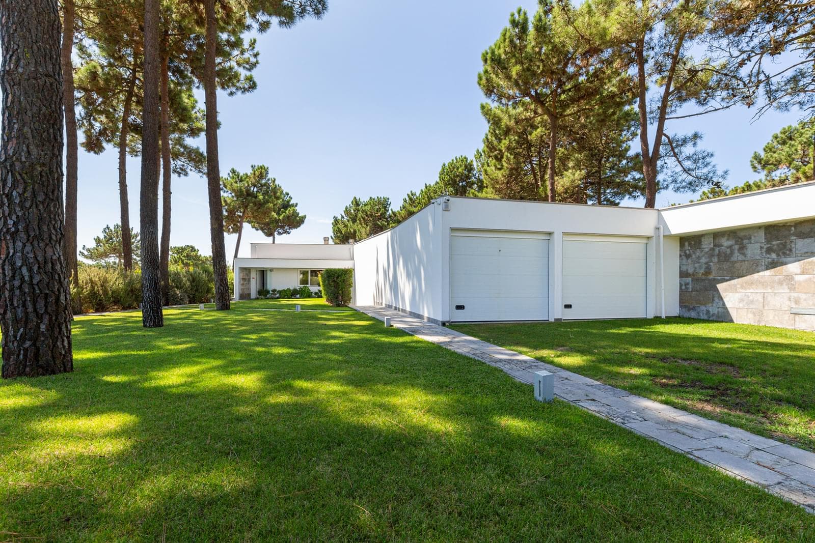 4 Bedroom House with swimming pool, Aroeira, Almada - Image 2