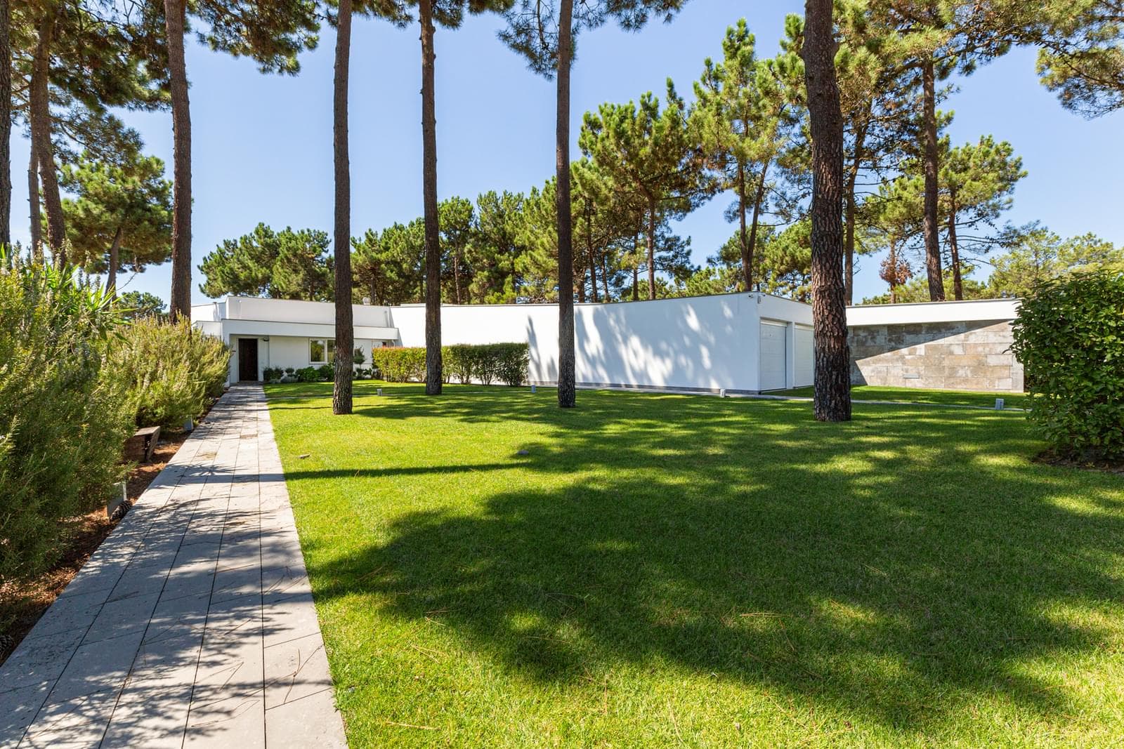 4 Bedroom House with swimming pool, Aroeira, Almada - Image 3