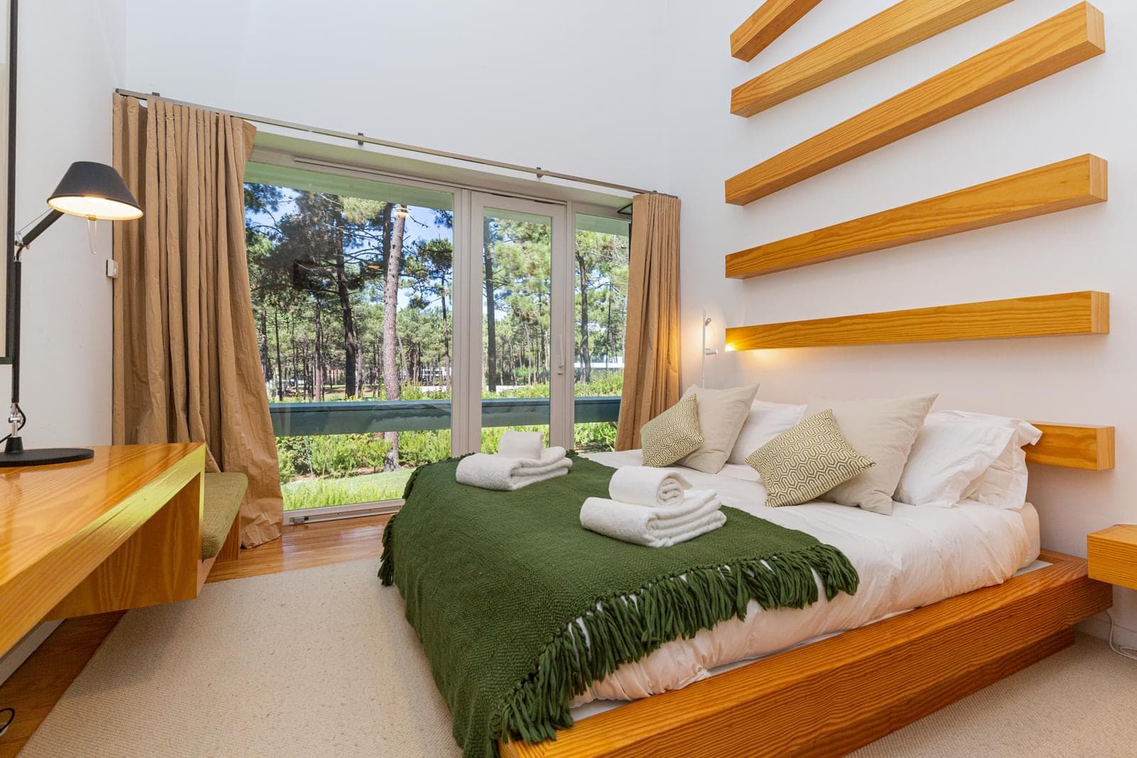 4 Bedroom House with swimming pool, Aroeira, Almada - Image 41