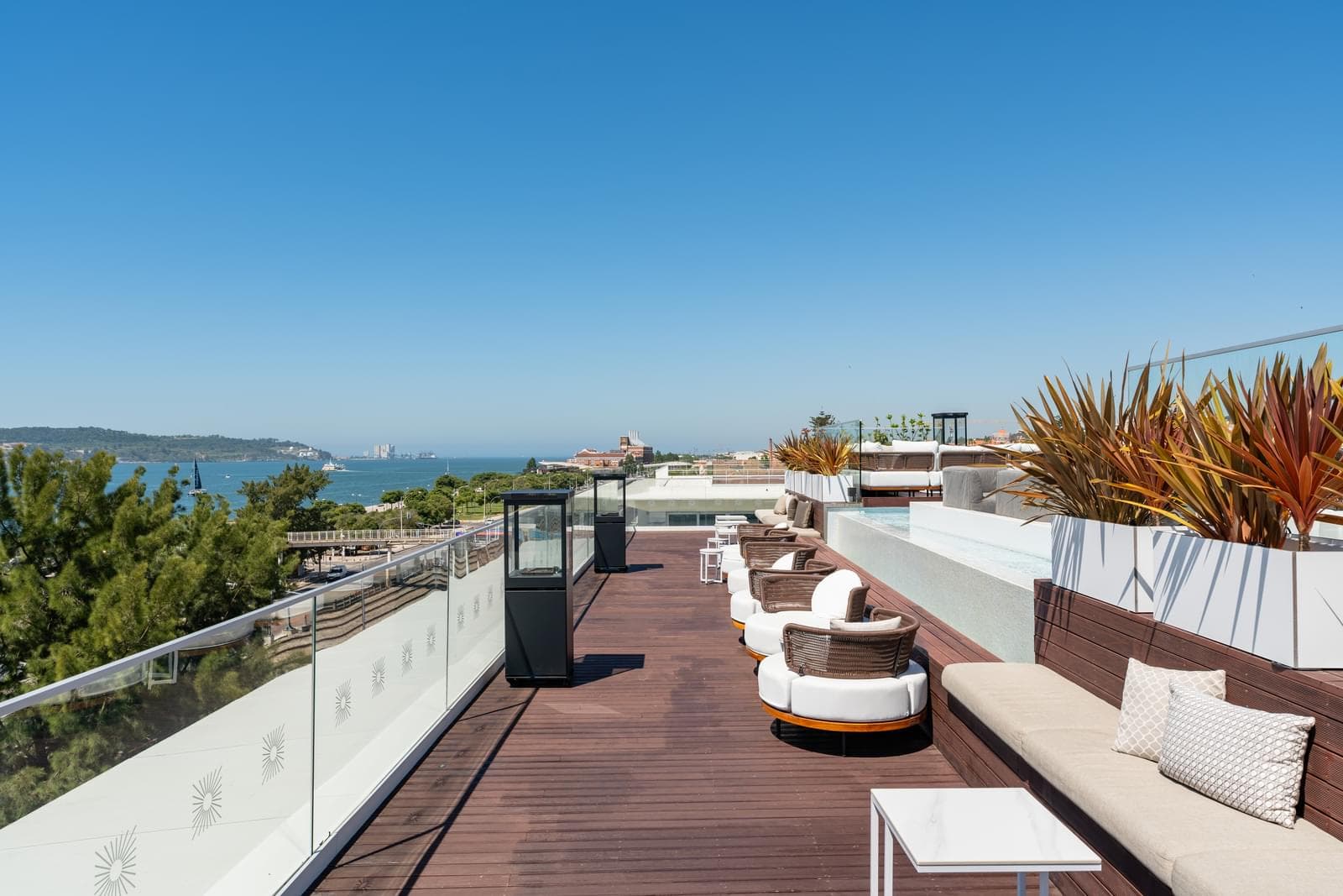 2 Bedroom Apartment with balcony, Junqueira, Lisboa - Image 6