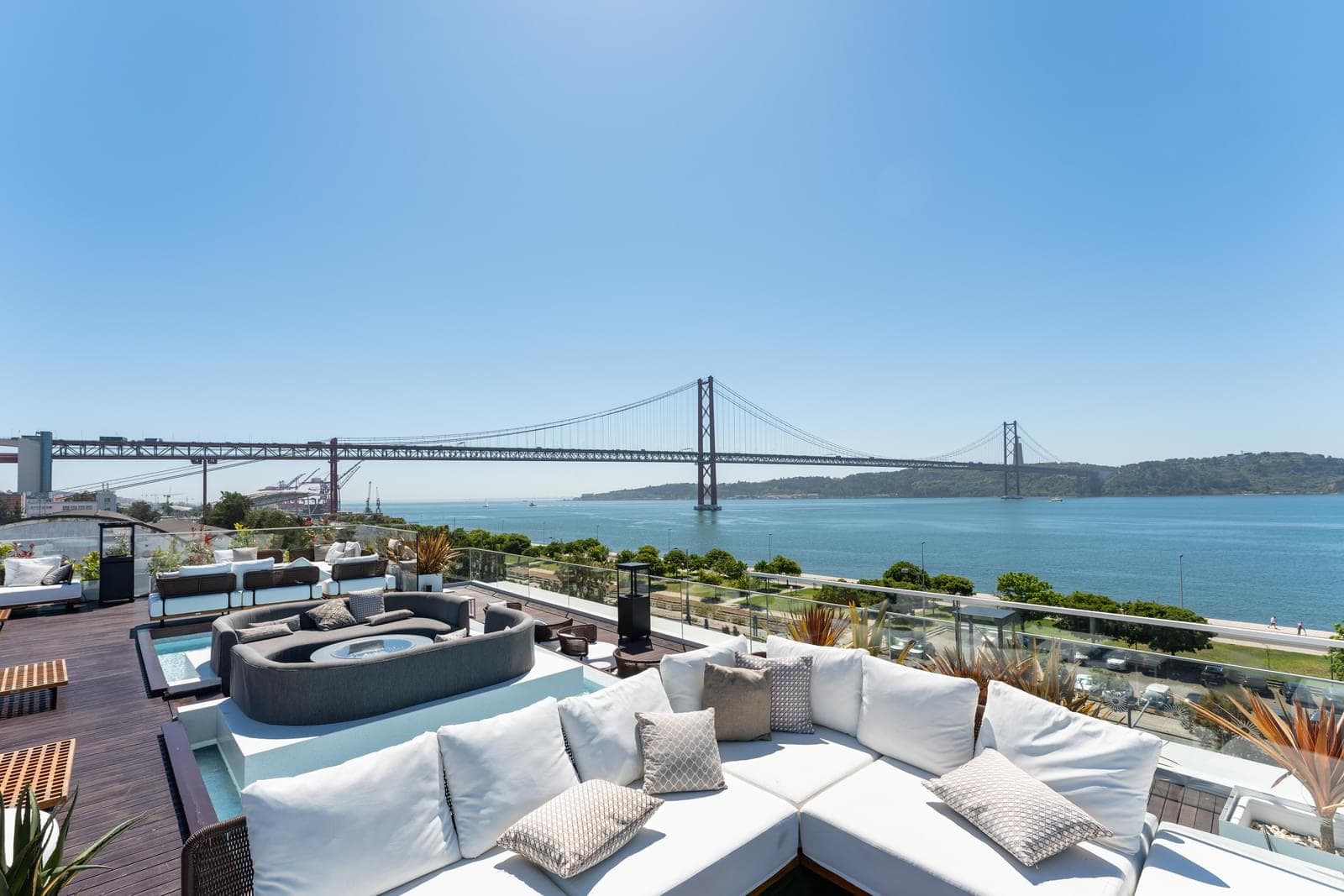 2 Bedroom Apartment with balcony, Junqueira, Lisboa - Image 11