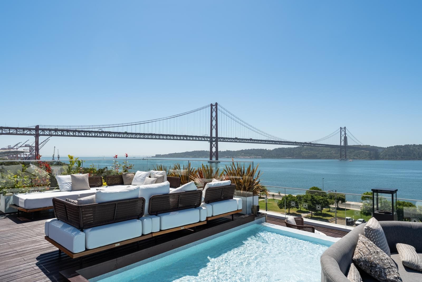 2 Bedroom Apartment with balcony, Junqueira, Lisboa - Image 12