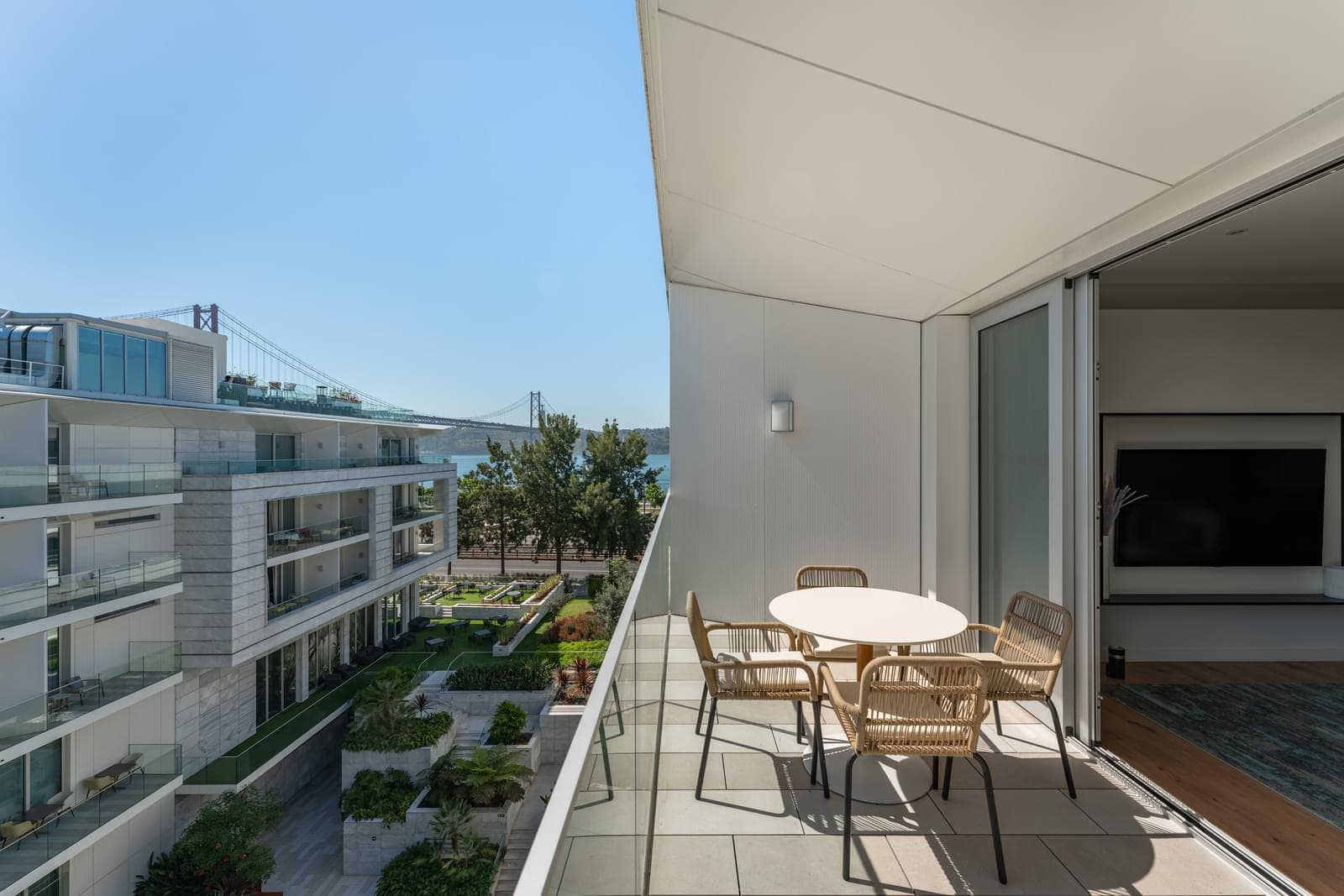 2 Bedroom Apartment with balcony, Junqueira, Lisboa - Image 5