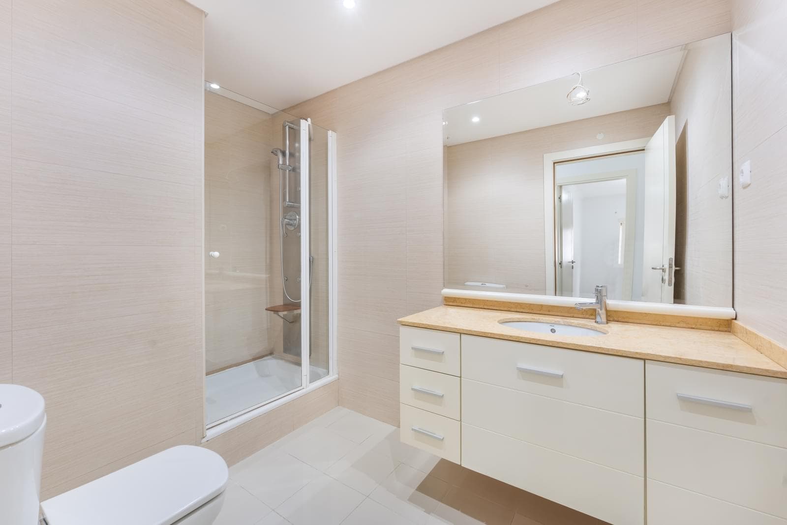 3 Bedroom Apartment with parking, Praça de Espanha, Lisboa - Image 17