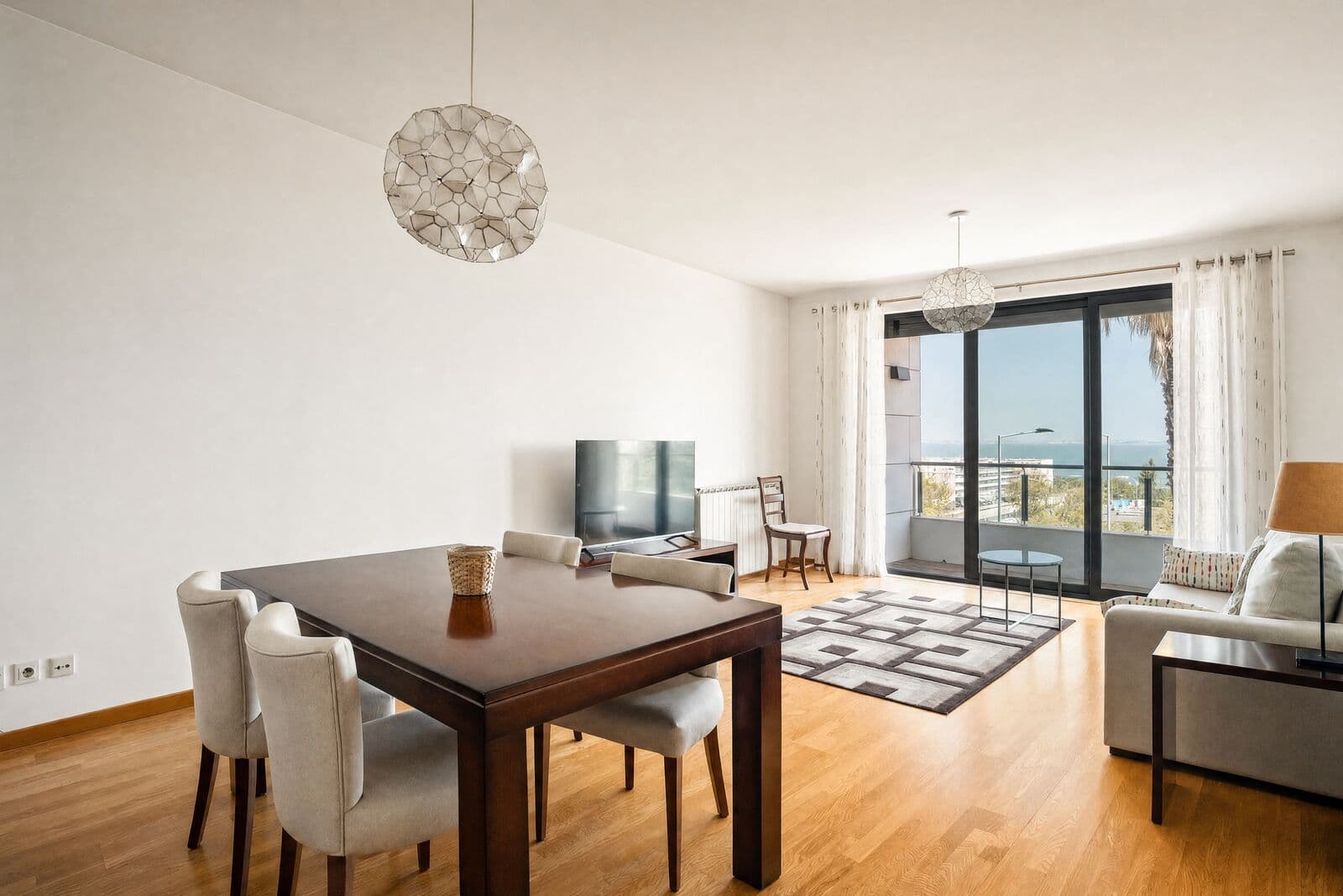 2 Bedroom Apartment with garden, Lisboa - Image 2