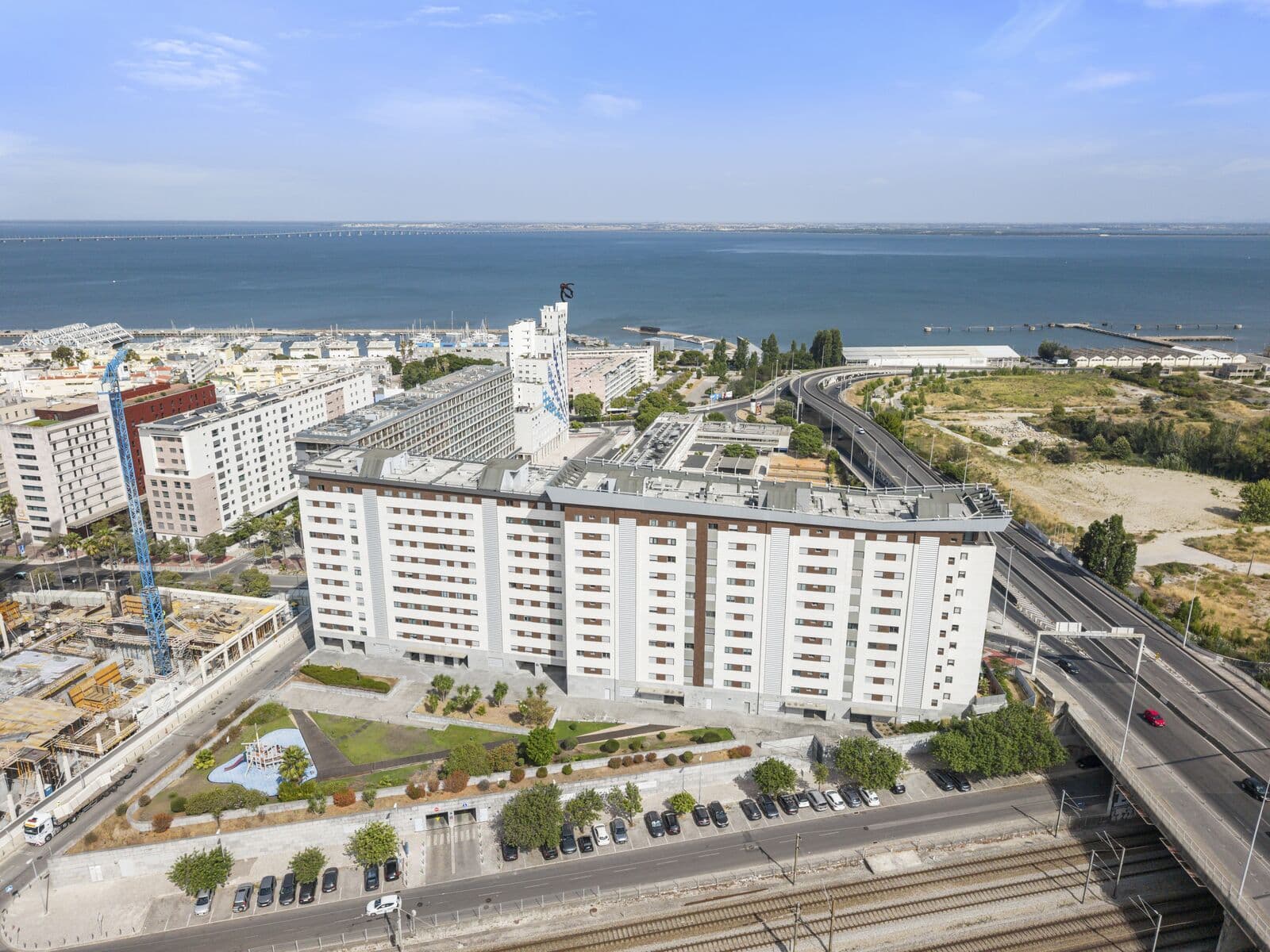 2 Bedroom Apartment with garden, Lisboa - Image 29