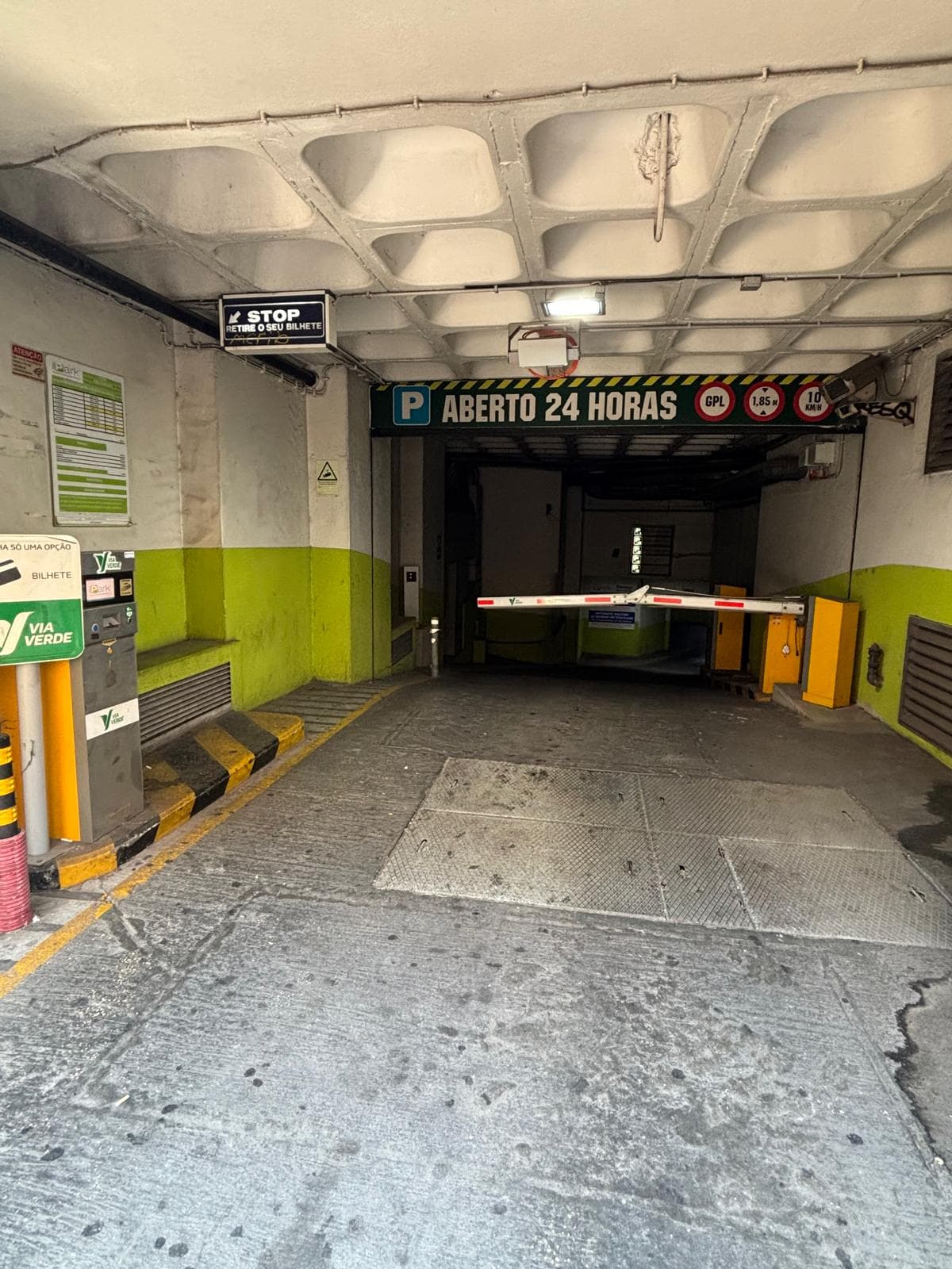 PF41209 - Estacionamento, Chiado, Lisboa - Imagem 5