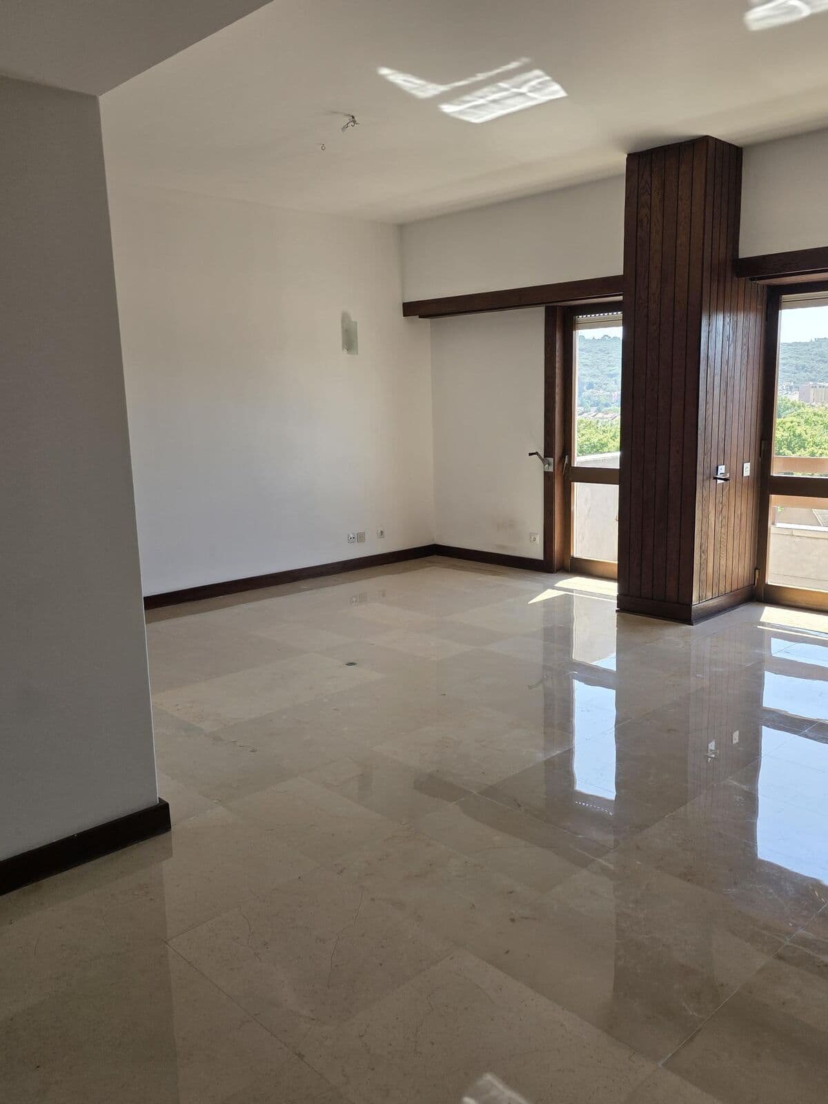 Apartamento T4 com estacionamento, Estrada da Luz, Lisboa - Imagem 3