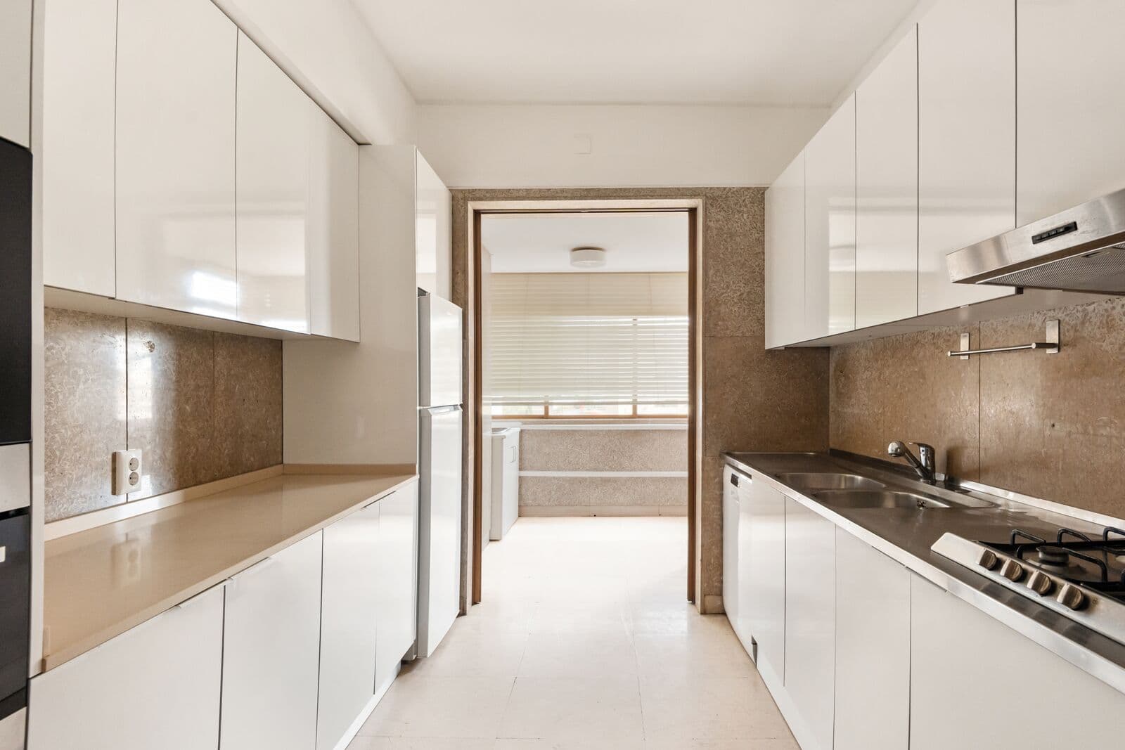 Apartamento T4 com estacionamento, Estrada da Luz, Lisboa - Imagem 22