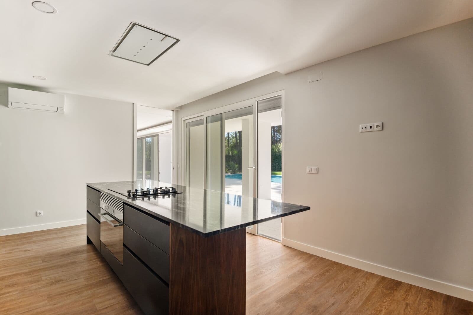 Moradia Isolada T5 com piscina, Aroeira, Almada - Imagem 15