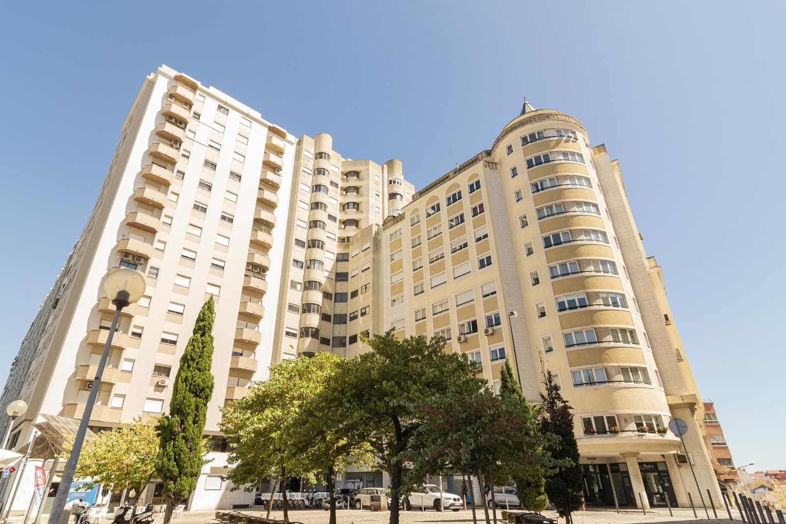 4 Bedroom Apartment with parking, Areeiro, Lisboa - Image 1