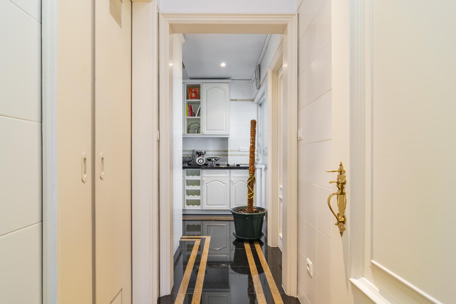 4 Bedroom Apartment with parking, Areeiro, Lisboa - Image 5