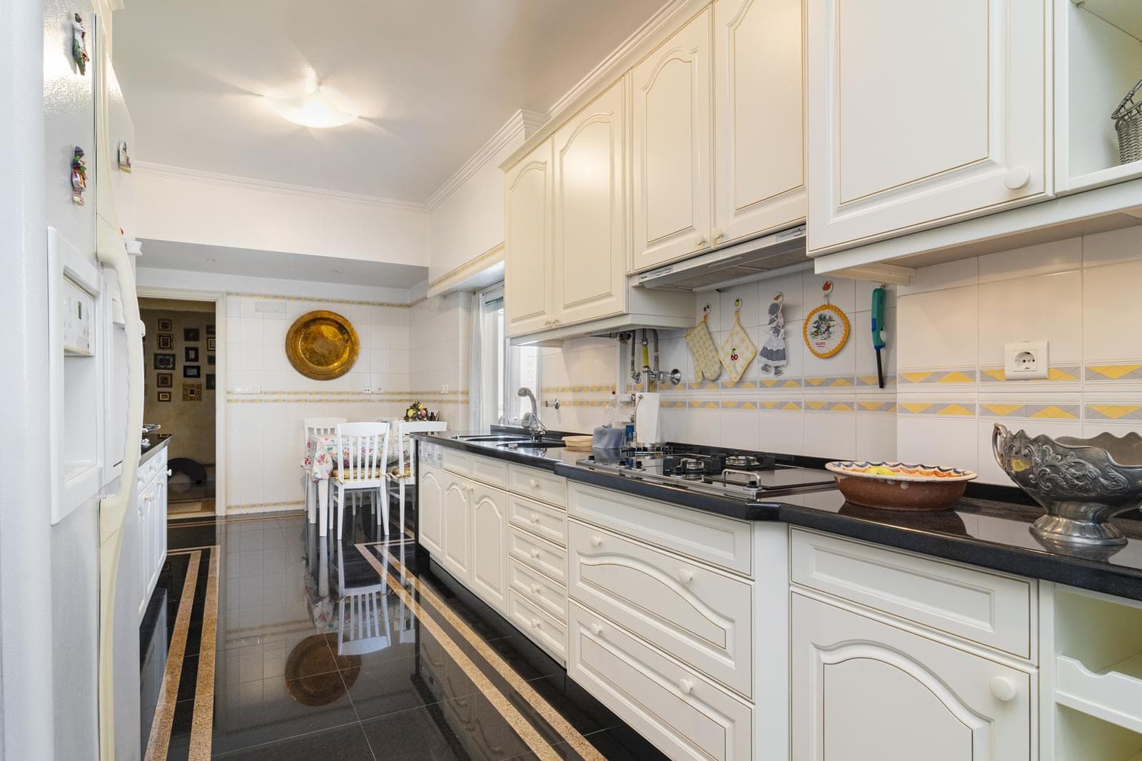4 Bedroom Apartment with parking, Areeiro, Lisboa - Image 6
