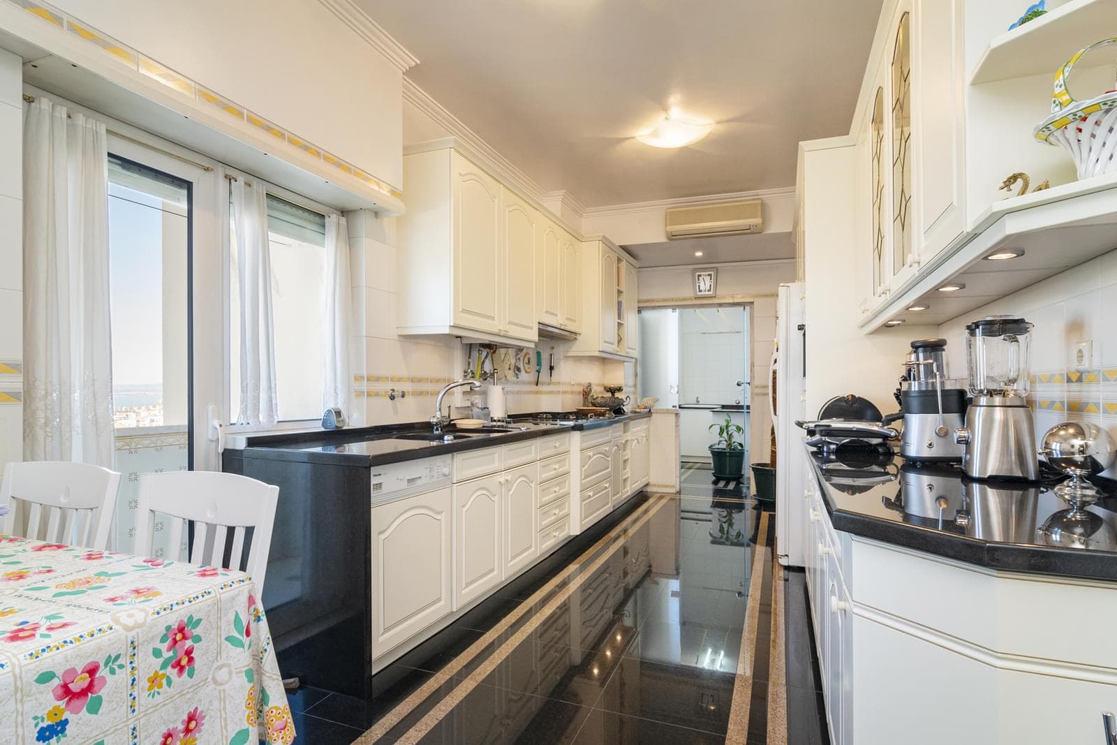 4 Bedroom Apartment with parking, Areeiro, Lisboa - Image 7