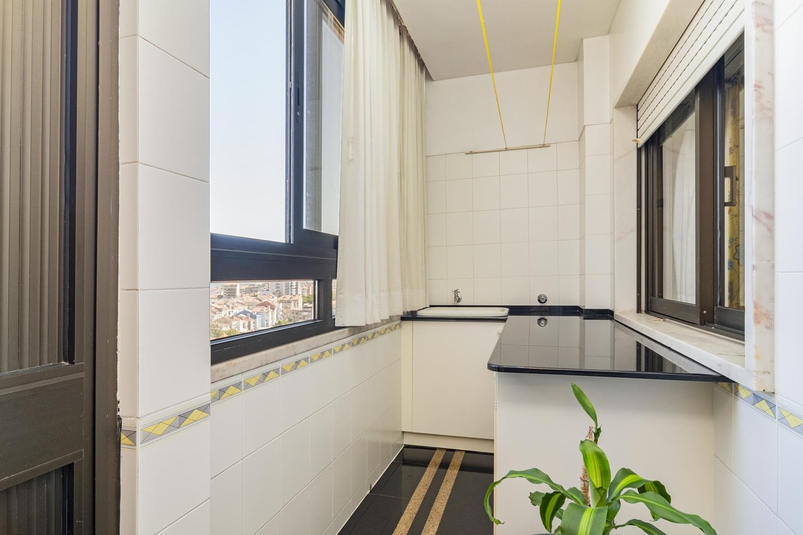 4 Bedroom Apartment with parking, Areeiro, Lisboa - Image 8