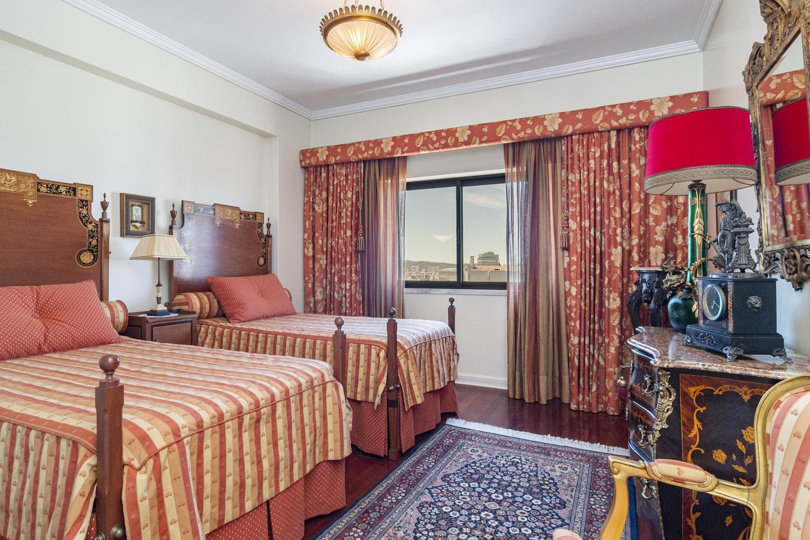 4 Bedroom Apartment with parking, Areeiro, Lisboa - Image 22