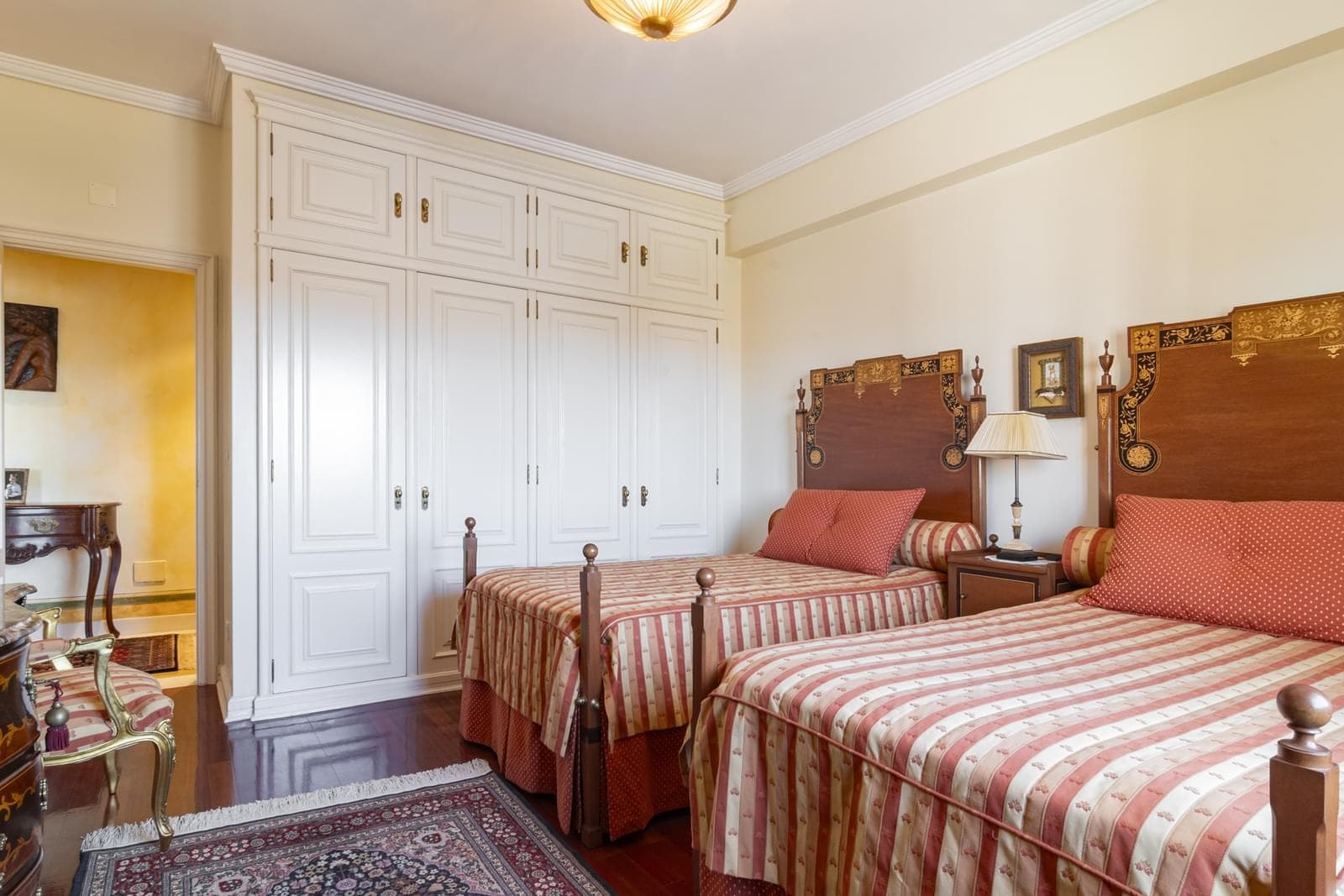 4 Bedroom Apartment with parking, Areeiro, Lisboa - Image 10