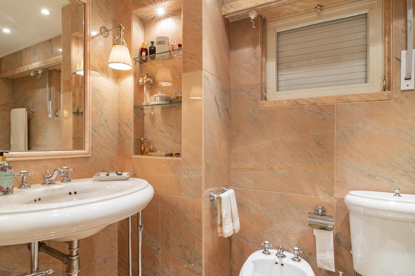 4 Bedroom Apartment with parking, Areeiro, Lisboa - Image 13