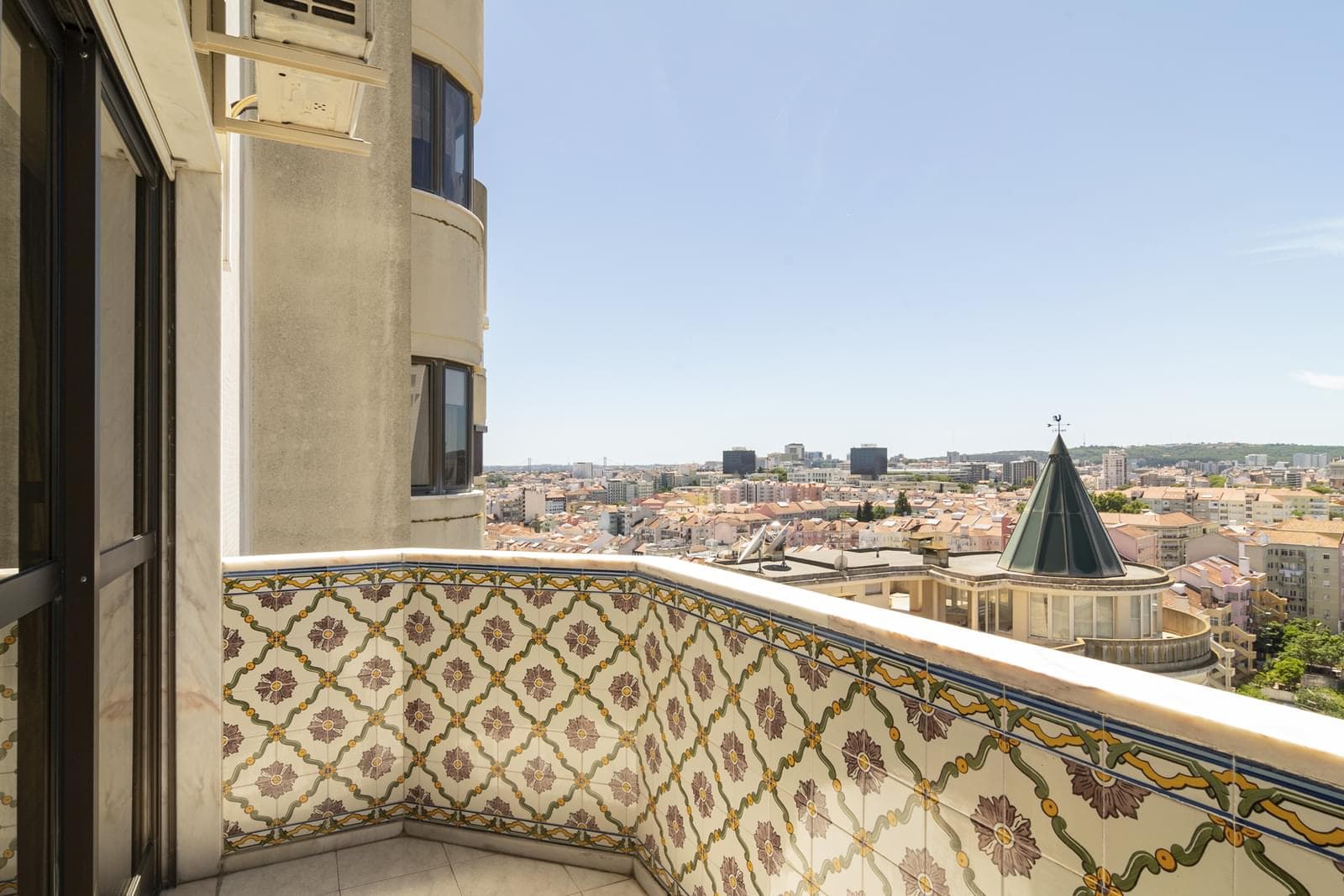 4 Bedroom Apartment with parking, Areeiro, Lisboa - Image 28