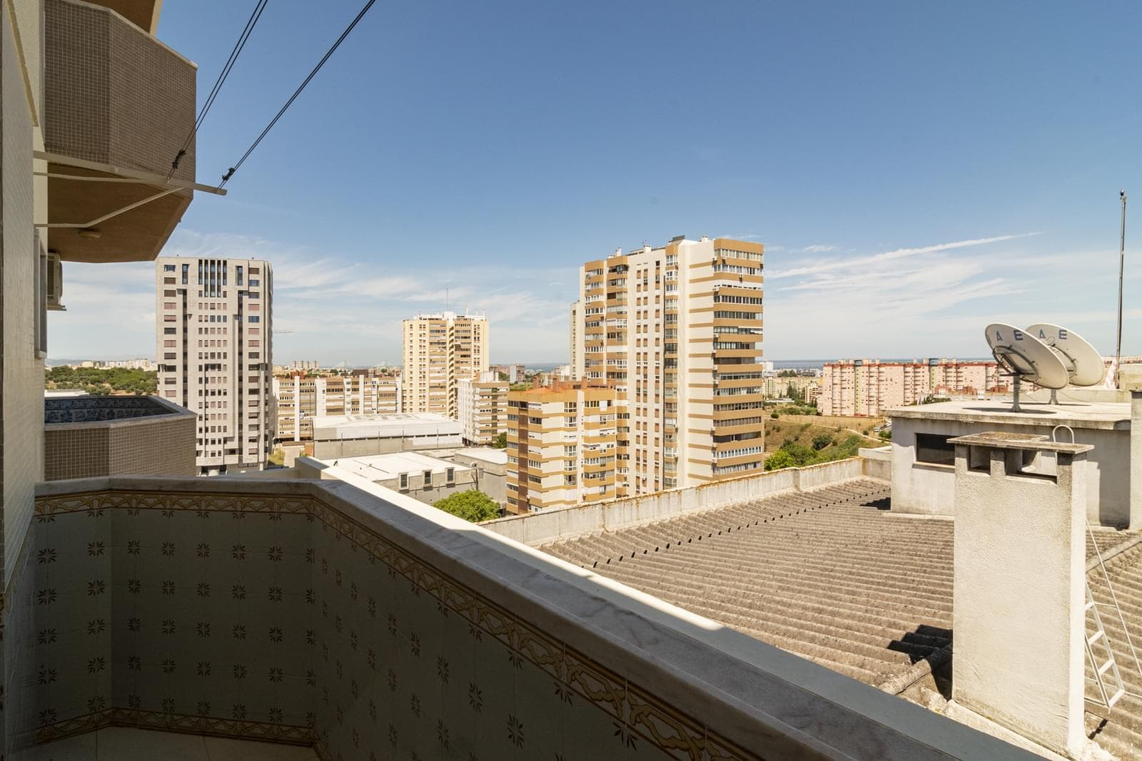 4 Bedroom Apartment with parking, Areeiro, Lisboa - Image 30