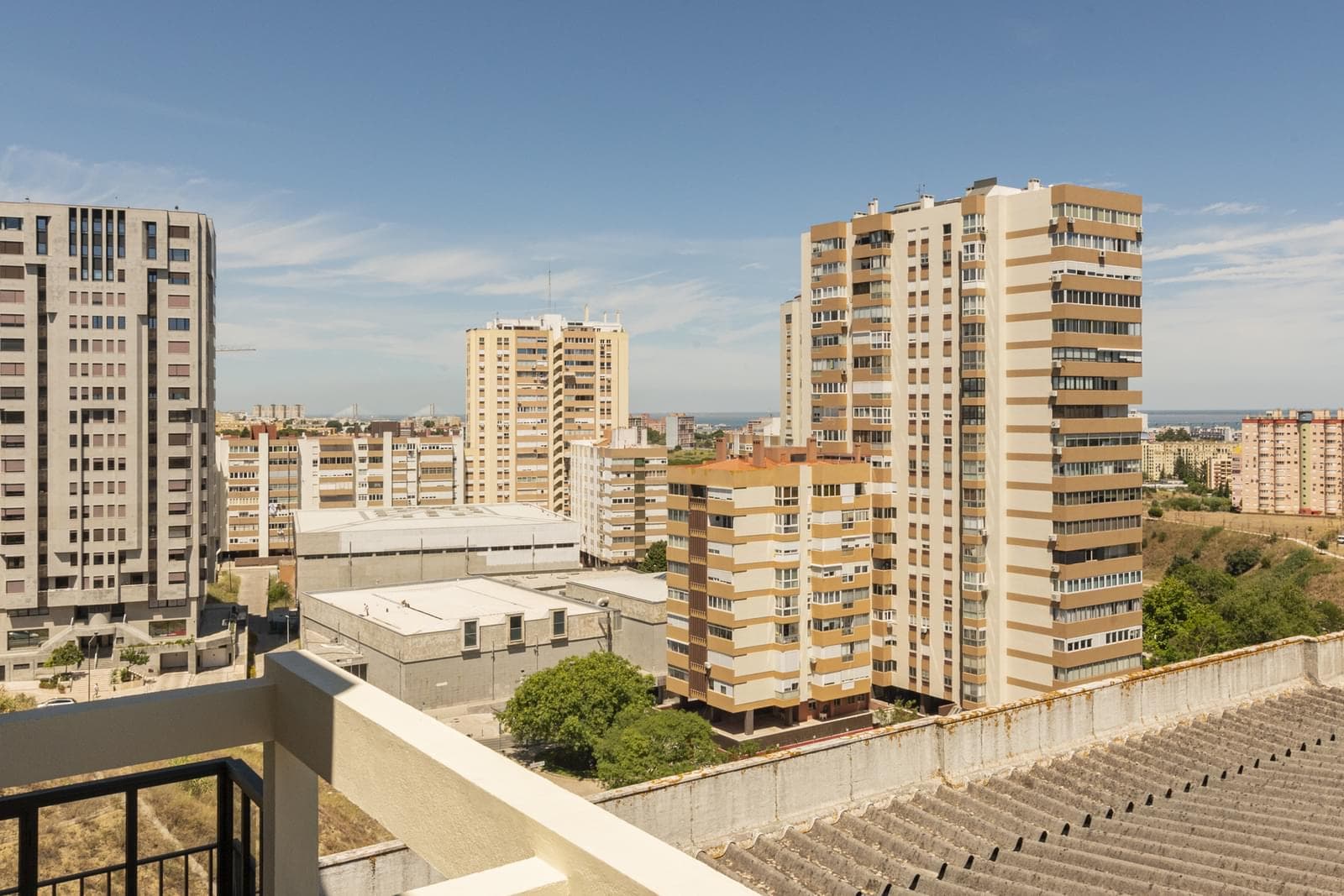 4 Bedroom Apartment with parking, Areeiro, Lisboa - Image 31