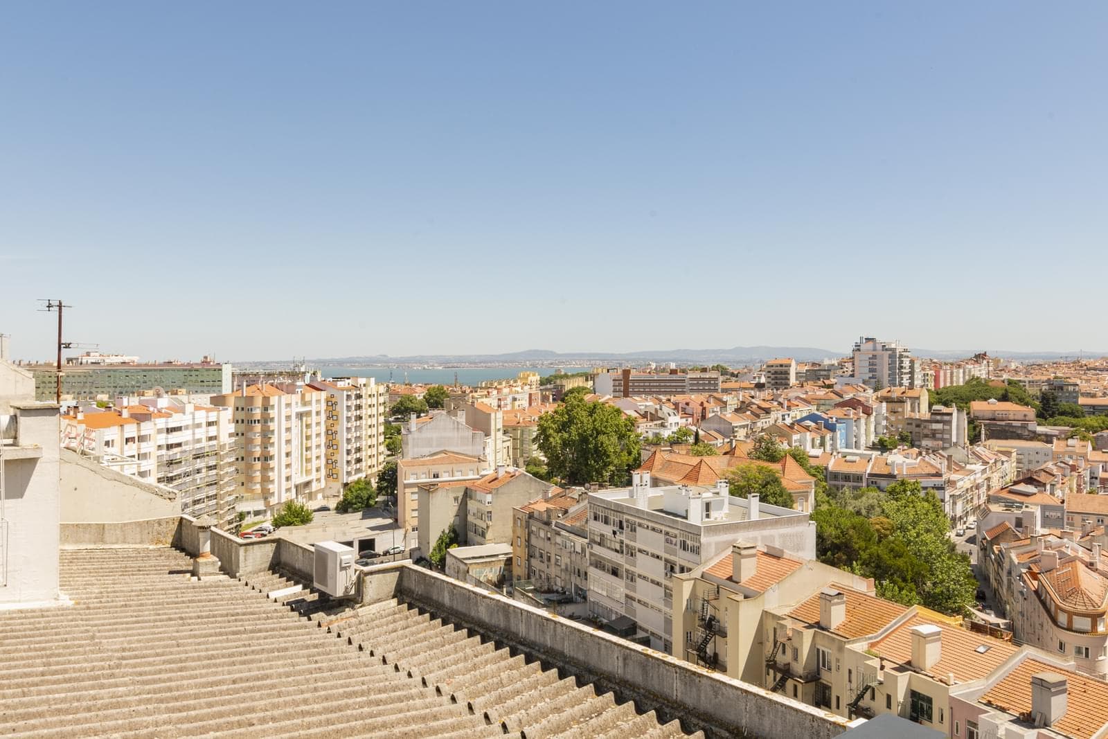 4 Bedroom Apartment with parking, Areeiro, Lisboa - Image 32