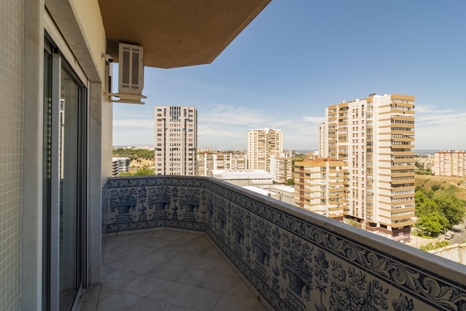 4 Bedroom Apartment with parking, Areeiro, Lisboa - Image 33