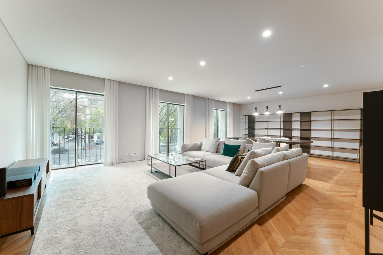 2 Bedroom Apartment with parking, Avenida da Liberdade, Lisboa - Image 5