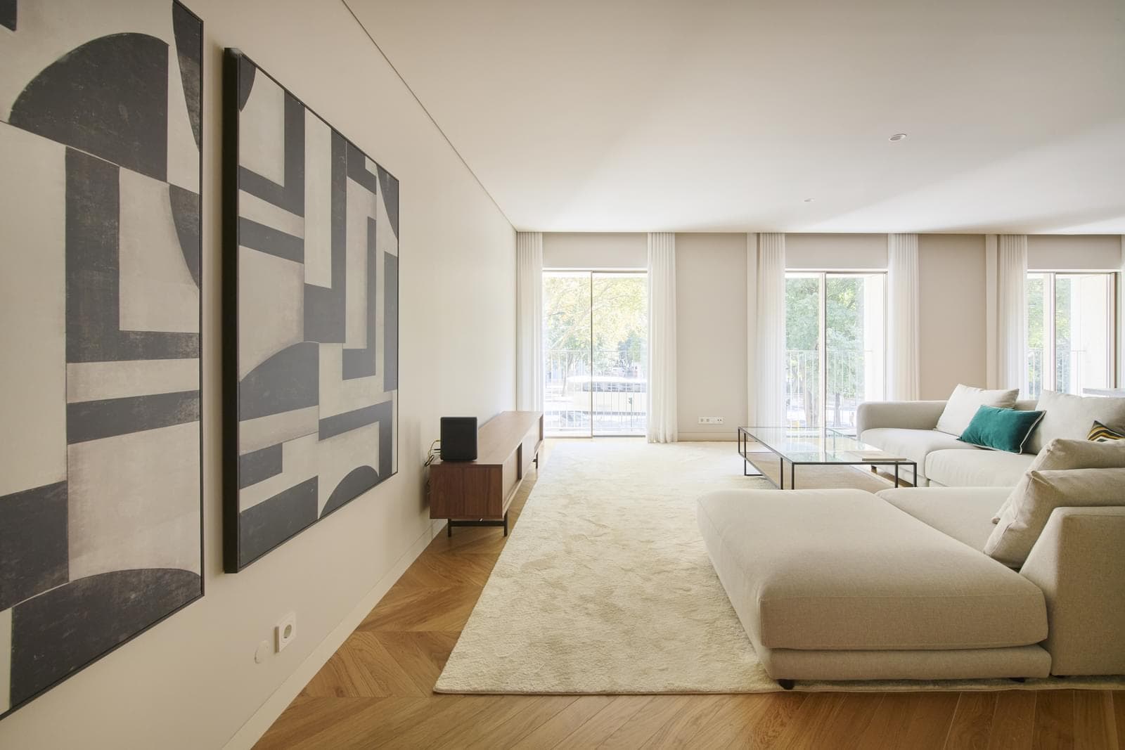 2 Bedroom Apartment with parking, Avenida da Liberdade, Lisboa - Image 2