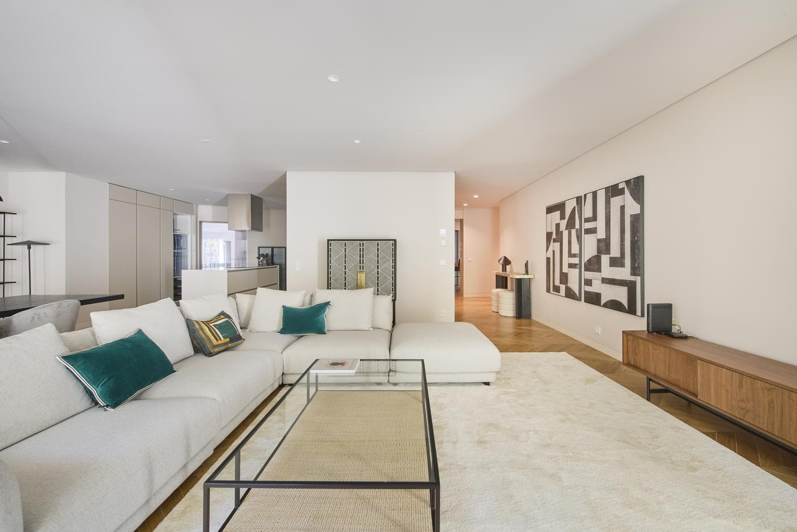 2 Bedroom Apartment with parking, Avenida da Liberdade, Lisboa - Image 9