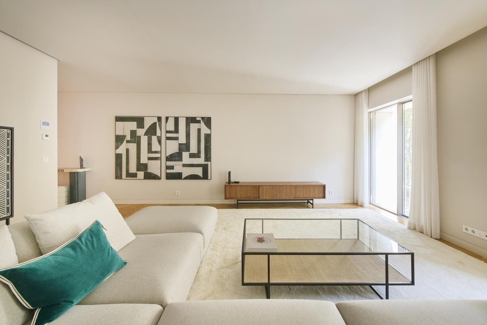 2 Bedroom Apartment with parking, Avenida da Liberdade, Lisboa - Image 1