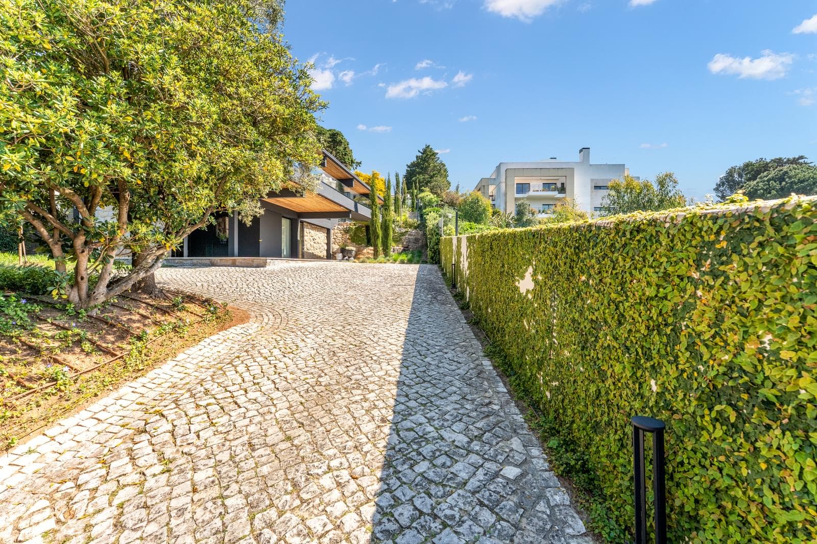 4 Bedroom House with garden, Cascais - Image 3