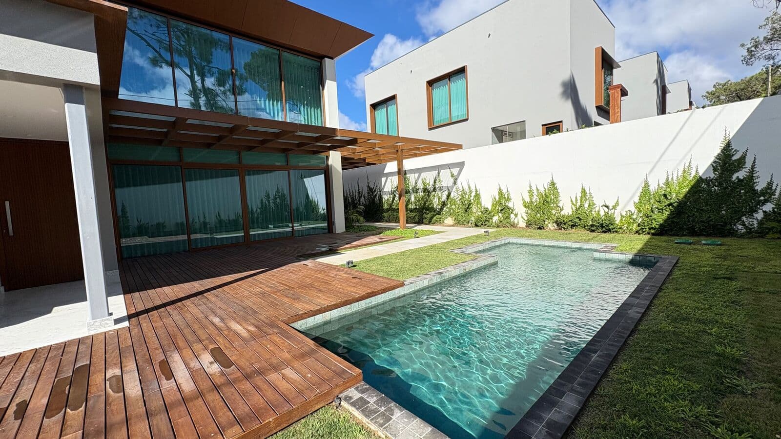 Moradia T4 com piscina - Imagem 1