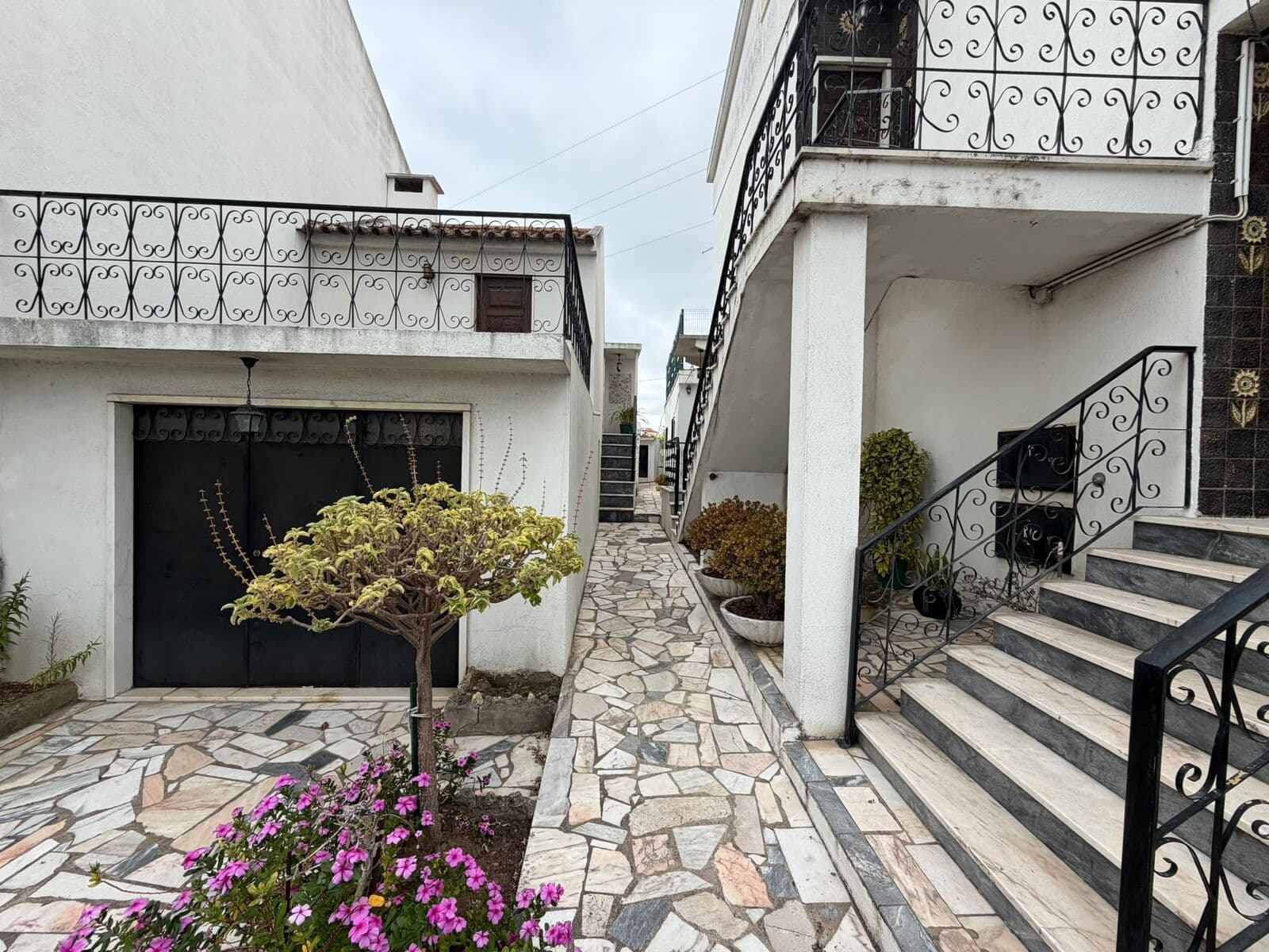 Maison bi-familiale 6 + 1 pièces avec jardin, Loures - Image 1